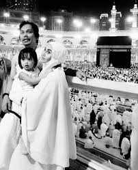 Ella dan suami akan berangkat ke kem pelarian di lubnan pada 26 hingga 30 april 2019 untuk melihat dan memberi bantuan sendiri kepada mereka yang memerlukan. Gambar Bercahaya Wajah Suami Isteri Ella Kongsi Foto Di Tanah Suci Mekah Peminat Terharu Media Hiburan