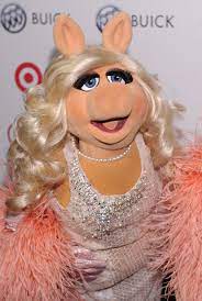 10 Unforgettable Beauty Lessons We Learned From Miss Piggy – StyleCaster