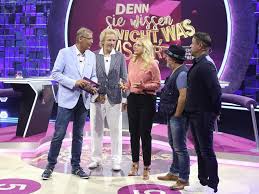 Normalerweise muss der moderator von denn sie wissen nicht, was passiert spiele erklären und gespräche lenken. So Lief Die Erste Folge Der Jauch Gottschalk Schoneberger Show Trend Magazin Jauch Schoeneberger Germanys Next Topmodel