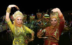 Tarian mongigol dan sumundai adalah satu tarian tradisional sabah yang tidak pernah ditelan zaman,jomm saksikan terian mereka. Bernama Budaya Tarian Permainan Alat Muzik Etnik Sabah Diiktiraf Demi Perpaduan