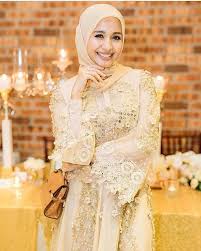 Baju couple kondangan memang menjadi trend fesyen pasangan saat ini. 10 Model Gaun Pesta Muslimah Modern Terbaru