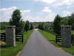 Another Gorgeous Entrance Way It S Important To Have A Good Perimeter Set Up Farm Entrance Farm Gate Driveway Entrance Landscaping