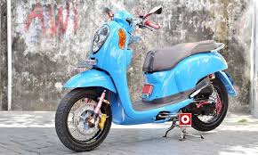 Kali ini nemu inspirasi modifikasi honda scoopy yang menggugah selera, ini scoopy generasi ke 2, lampu seinnya dipolosin terus main repaint body dengan warna. Modifikasi Honda Scoopy 2018