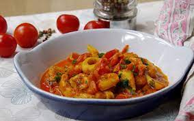 I calamari ripiene al forno con pomodorini è un ottimo secondo piatto profumato ed invitante, un classico della cucina pugliese. Calamari In Umido Con Pomodoro Alla Napoletana