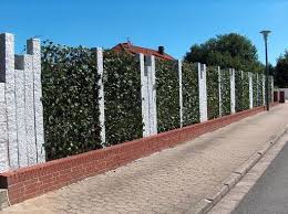 Efeuhecke An Granitstelen Mobilane Fertighecke Pflanzfertige Heckenelemente Fertiger Sichtschutz Garten Bron Efeuhecke Pflanzen Gartengestaltung Ideen