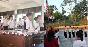 Murid sekolah menyanyikan lagu negaraku dalam bahasa mandarin dan bahasa lain yang tular di media sosial, bukan berlaku di sebuah sekolah sebaliknya, beberapa sekolah lain. Lagu Kebangsaan Singapura Pun Dalam Bahasa Melayu Apa Kes Lagu Negaraku Dalam Bahasa Mandarin Ni Remaja