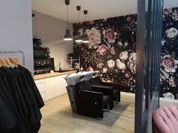 La décoration d'un salon de coiffure est primordiale pour donner envie aux clients de franchir la porte. Salon De Coiffure A Sete Atypique