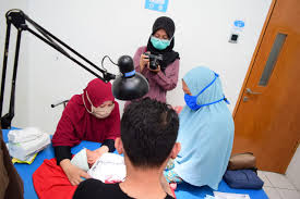Saya tak ingt nama doktor yang khitan nurul syafiqah tu sebab sekejap sangat proses nya. Impian Istikmalia Pengalaman Khitan Smart Klamp Bayi Kembar Usia 1 5 Bulan Di Klinik Mutiara Cikutra Bandung
