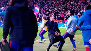 In may, 2006 he became joined estudiantes de la plata, his impressive leadership awarded him the title of best manager in the argentine league. Simeone Is Driving The Double Decker Bus To Turin Himself Fans Love El Cholo S Celebration Eurosport