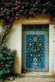 Street Scene At Old Medina Rabat Morocco Portes Peintes Porte Fenetre Portes Anciennes
