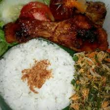 Nasi bakar ayam kemangi adalah salah satu inovasi masakan nusantara yang sangat terkenal di seluruh indonesia terutama di pulau jawa. Paket Nasi Ayam Bakar Shopee Indonesia