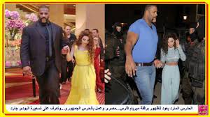 ولا تستغني الفنانة ميريام فارس عن «بونّة» حارسها الخاص، الذي تعاقدت مع شركته لتأمين تحركاتها وحفلاتها، وفق ما هو منشور على موقع وتحرص الفنانة فيفي عبده على وجود «بودي جارد» حولها في مختلف المناسبات التي تظهر فيها، وعلى رأسها المهرجانات السينمائية. Ø£Ø³Ø±Ø§Ø± Ø§Ù„Ø­Ø§Ø±Ø³ Ø§Ù„Ù…Ø§Ø±Ø¯ Ø§Ù„Ø°Ù‰ ÙŠØ¸Ù‡Ø± Ù…Ø¹ Ù…ÙŠØ±ÙŠØ§Ù… ÙØ§Ø±Ø³ Ù…ØµØ±Ù‰ ÙˆØ¹Ù…Ù„ Ø¨Ø§Ù„Ø­Ø±Ø³ Ø§Ù„Ø¬Ù…Ù‡ÙˆØ±Ù‰ ÙˆØªØ³Ø¹ÙŠØ±Ø© Ø§Ù„Ø¨ÙˆØ¯Ù‰ Ø¬Ø§Ø±Ø¯ Ù…ÙØ§Ø¬Ø£Ø© Youtube