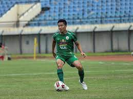 © suara.com arthur irawan (memakai rompi merah) saat berlatih dengan pemain persebaya (suara.com / dimas angga). Kj3clkii Emxm