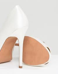 Il costo di questa elegantissima scarpa da sposa con tacco altissimo è di € 250,00. Asos Design Praise Scarpe Da Sposa Spuntate Con Tacco Alto Asos