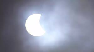 De mensen die de zonsverduistering in het echt meemaken, kunnen maximaal 4,5 minuten van het spektakel genieten. Duizenden Mensen Juichen Tijdens Zonsverduistering In Chili