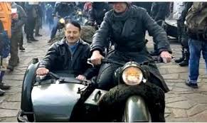 Mike stoller et jerry leiber paroles françaises : En Allemagne Un Sosie D Hitler Defile A Moto Devant Un Flic Hilare Infojmoderne