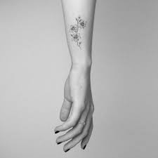 Miniature and elaborate orchid tattoos are commonly placed on the shoulder, the belly button, or on the upper back of a woman's body. Emplacement Pour Tattoo Livre Flower Wrist Tattoos Trendy Tattoos Little Flower Tattoos