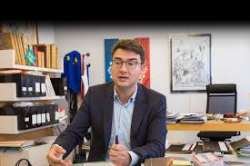 Elle est actuellement de sept ans en france, mais le projet de loi constitutionnelle qui sera soumis à référendum le 24 septembre prévoit de la ramener à cinq ans. Entretien De Rentree Du Maire