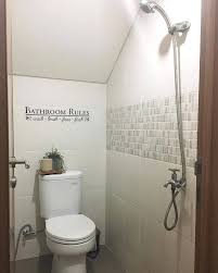 Apabila ada pertanyaan mengenai desain kamar mandi, maka vaastu studio sangat siap membantu anda dari segi desain dan pelaksanaan pak saya mau buat kamar mandi dgn ukuran 1.5m x 2m kalau memakai bathtub dan closed duduk apa masih bisa trus utk posisinya gmn biar bagus, makasih. Desain Kamar Mandi Ukuran 1x1 Kloset Jongkok Cek Bahan Bangunan