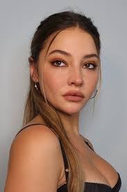 Madelyn Cline's Instagram, Twitter & Facebook