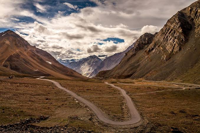 The legendary Manali-Le Leh Highway circuit, AI generated