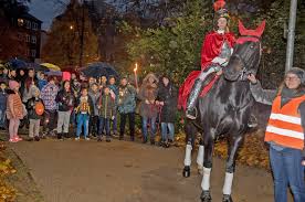 Dieser tag ist dem heiligen martin von tours gewidmet. Sankt Martins Zuge Egal Ob Laternenfest Oder Martinssingen Bunte Lichter Erleuchten Die Stadt Gelsenkirchen