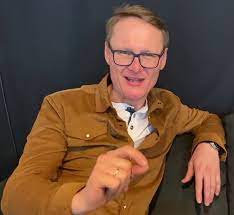 Han tar selvsagt med seg gitaren og sitt gode humør. Tv Visjon Norge I Kveld Leder Svein Johnsen Studio Facebook