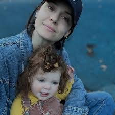 Kari Baxter's Instagram, Twitter & Facebook