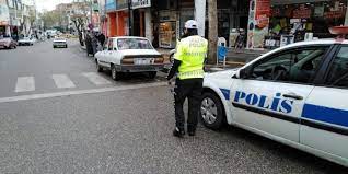 yaya gecidine park edilen araclar polisten kacamiyor