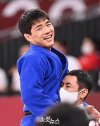 문재인 대통령은 금메달을 획득한 양궁 남자단체 오진혁, 김우진, 김제덕 선수와 유도 안창림 선수에게 국민과 함께 응원한다며 27일 축전을 보냈다. Png9njbz4kdi0m