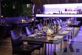 Das Raumgefuhl Ist Einmalig Glas Nach Allen Seiten Und Ein Phantastischer Ausblick Auf Stuttgarts Mitte Das Cube Restauran Eventlocation Restaurant Interieur
