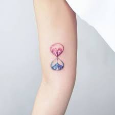 Zarte Miniatur Tattoos Von Tattooist Ida Miniatur Tattooist Tattoos Zarte Sanduhr Tattoo Klein Schone Tattoos Sanduhr Tattoo Design