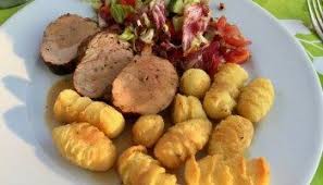 Schweinefilet Mit Kroketten Ein Sonntagsessen Komplett Vom Gasgrill Deissenblog Rezept Essen Schweine Filet Lebensmittel Essen