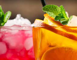 Voici 10 cocktails rapides à concocter à la maison pour les party improvisés et tous les ingrédients que vous devez avoir sous la main en tout temps! Cocktails De Noel Boissons Avec Ou Sans Alcool Metro