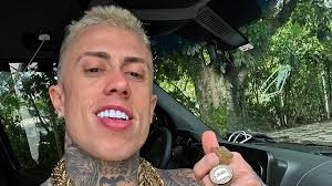 MC Daniel faz desabafo em show; entenda como a web pode influenciar na  saúde mental