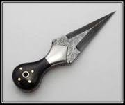 Pues navegando me encontre con un paquete bastante grande de plantillas para cuchillos, nomas que habia que limpiarlo, pues estaba muy pesado, y traia los cuchillos en jpg y luego en pdf, y en otros formatos que no conozco, pero hay les. Punal Ecured