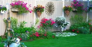 Bakımı kolay olan bahçe çiçekleri şehir hayatında tercih edilebilecek türdedir çünkü bu çiçeklere az su az güneş ve gereği kadar toprak yetmektedir. Bahcede Bakimi Kolay Olan Bitkiler Hangileridir