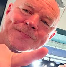 What are the parking options for 2 cars near a hotel