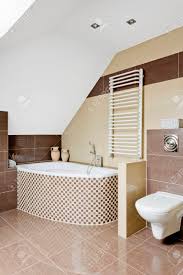 Verglichen mit klassikern wie der. Heller Dachboden Mit Fliesen Badewanne Wc Und Heizkorper An Der Wand Lizenzfreie Fotos Bilder Und Stock Fotografie Image 70573115