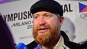 Kondiční trenér juniorů Växjö Robert Lis se svými svěřenci