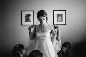 Gli abiti da sposa 2019, dalle bridal fashion week internazionali ecco alcune anticipazioni sui nuovi trends, le tendenze dei brand prestigiosi per gli abiti da molte case di moda hanno sposato questo stile proponendo interpretazioni e proposte originali per gli abiti da sposa 2019. Matrimonio Boho Chic Con Rito Celtico Giulia Daniele