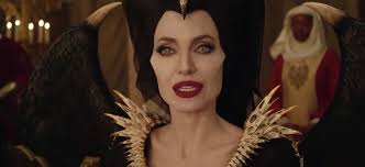 Angelina jolie, elle fanning, sharlto copley, lesley manville, imelda staunton, juno temple, sam riley, brenton thwaites, kenneth cranham, sarah flind: Malefique 2 Angelina Jolie Face A Michelle Pfeiffer Dans Le Premier Extrait Cineseries