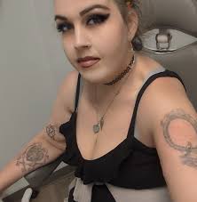 This is a long shot. Anyone know if there is a place to see a sunset for  pictures in Fall River that doesn't look to ghetto💀 Or around the area