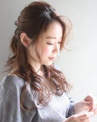 ハーフアップアレンジ特集 普段使いからお呼ばれまで簡単アレンジをご紹介 folk くせ毛 パーマ ミディアムヘア