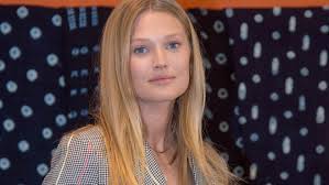 Check spelling or type a new query. Schwangere Toni Garrn Ihr Baby Lasst Sich Richtig Zeit