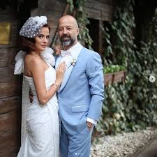 Babasını bugün toprağa veren oyuncu cenazede gözyaşlarına boğuldu. Seda Guven Facebook