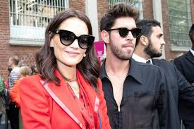 Katie's father wanted her to become a doctor. Katie Holmes Wer Ist Der Mysteriose Mann An Ihrer Seite Gala De