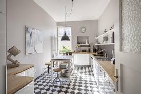 Weitere ideen zu schwarze fliesen, innenarchitektur, restaurant interieur. Schone Kuche Mit Karobodenmuster Modernen Schranken Holzerner Arbeitsplatte Und Sonneneinfall Kuche Einrichtung Kuchenboden Kuchendekoration Kuchen Design