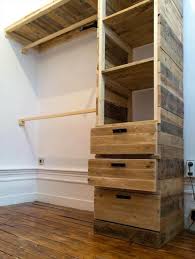 Paletten Schrank Selber Bauen Praktische Ideen Fur Diy Mobel Aus Europaletten Paletten Kleiderschrank Holzpaletten Mobel Und Palettenschrank