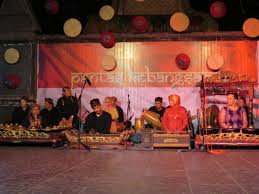 Rebab juga merupakan alat musik yang berasal dari bandung dan di percaya ada sejak pada abad ke 9 masehi. Provinsi Ntb Bule Ini Jatuh Cinta Musik Tradisional Sunda Bali Sasak